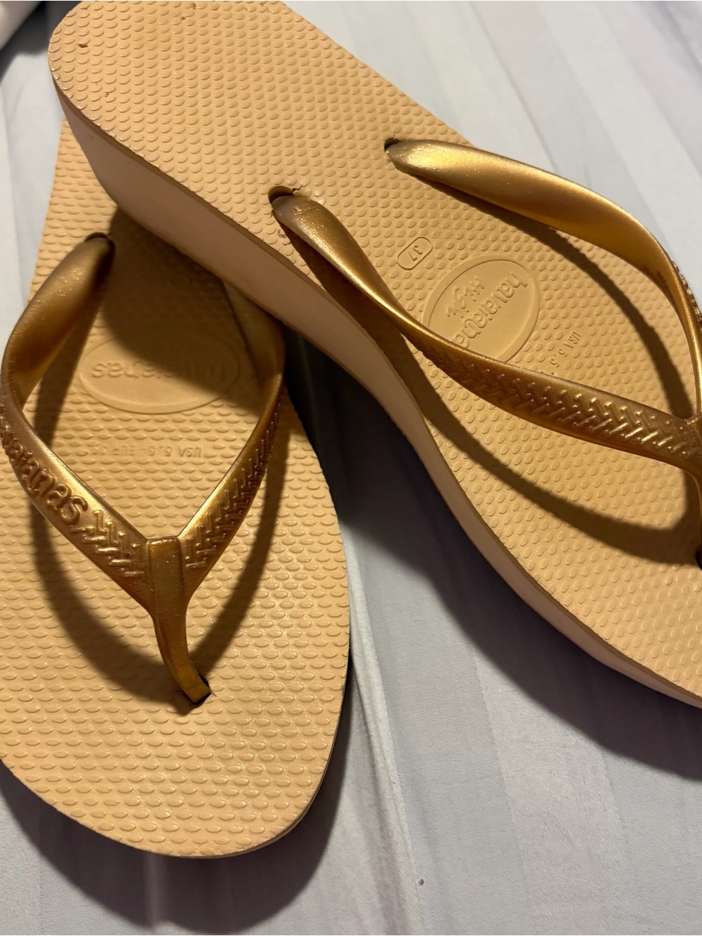 HAVAIANAS SIZE 37 (7) Gold Metallic women’s Wedge Flip Flops - Comfortable Sum